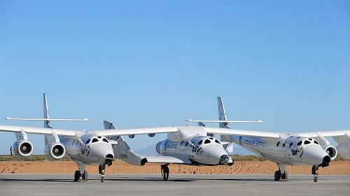 Tàu vũ trụ Spaceship Two (giữa) sẽ tách khỏi tàu mẹ WhiteKnight Two sau khi đạt độ cao 16km - Ảnh: AFP